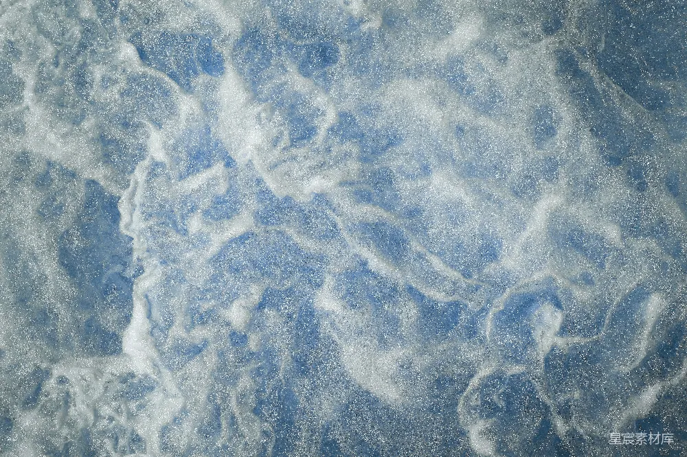 高清摄影  一张水和云朵的特写图。