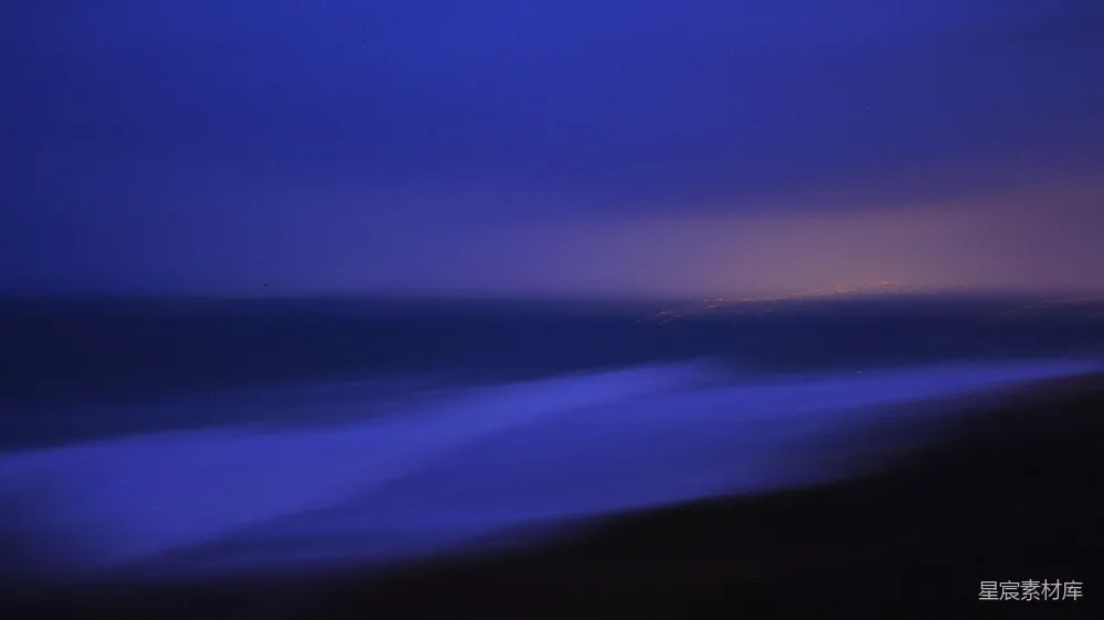 高清摄影  一张夜晚海滩的模糊照片