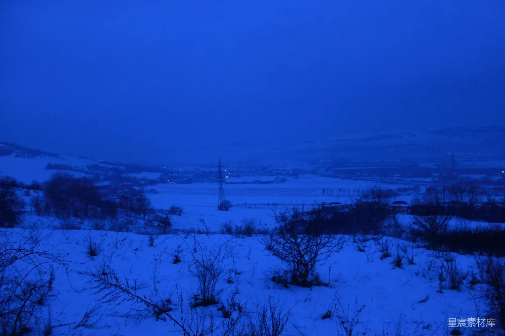 高清摄影  在深邃的暮色天空下，白雪覆盖的景色