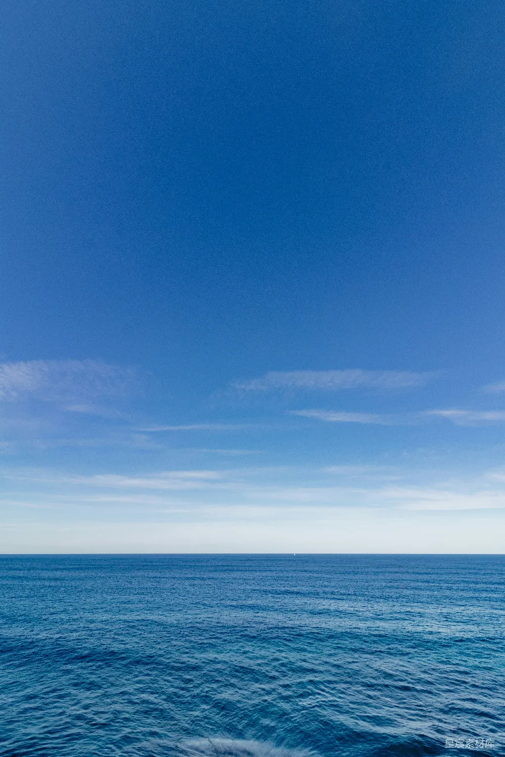 高清摄影 壁纸 自然 一片蓝色天空下的大水体