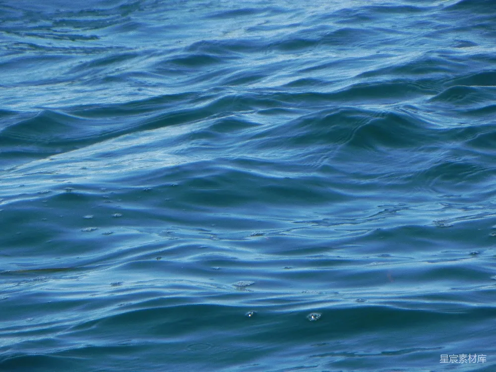 高清摄影  蓝色的海水，波浪轻柔，有小气泡。