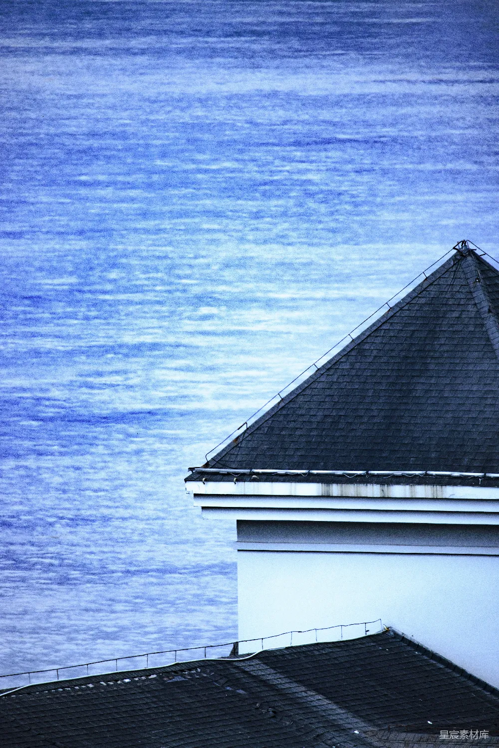 高清摄影  在蓝天大海背景下建造屋顶