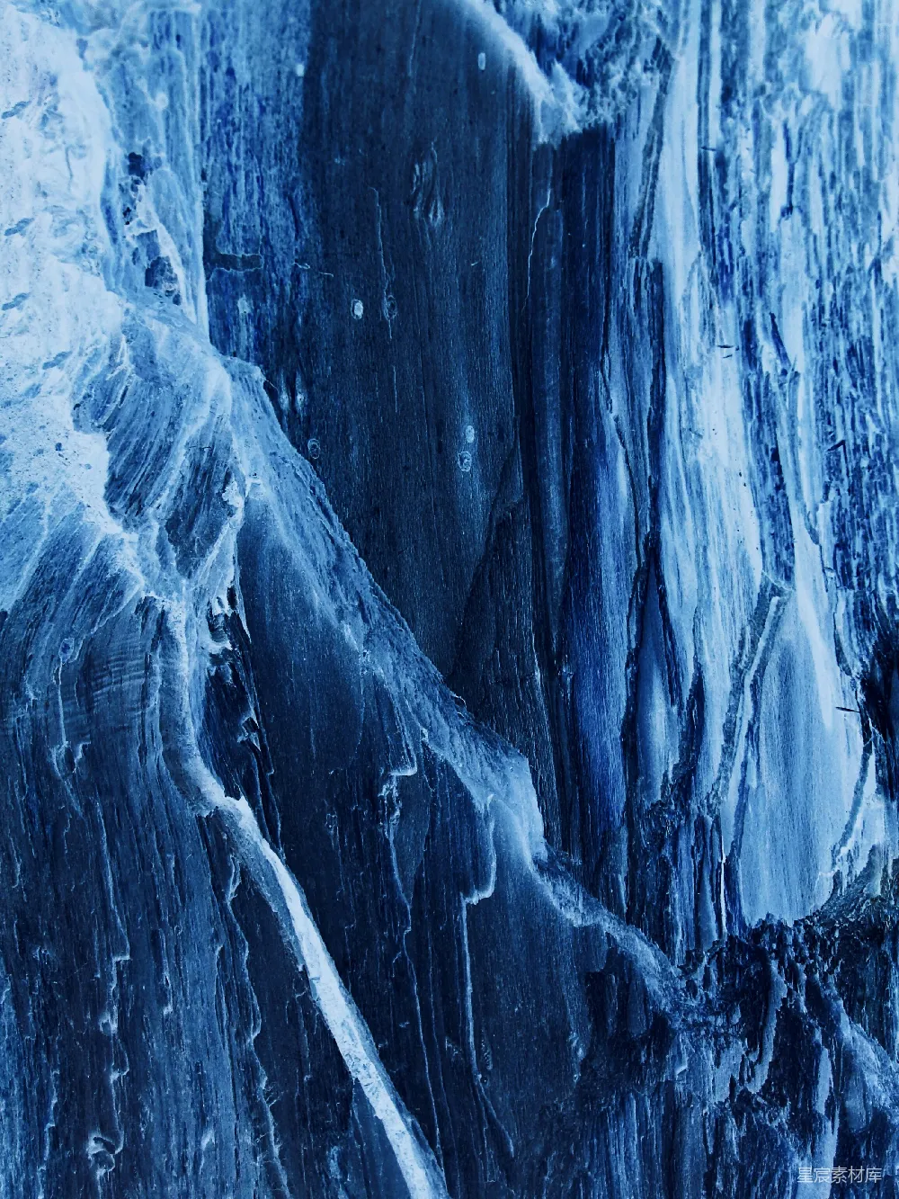 高清摄影 实验性 自然 壁纸 一个男人站在被雪覆盖的山顶上。