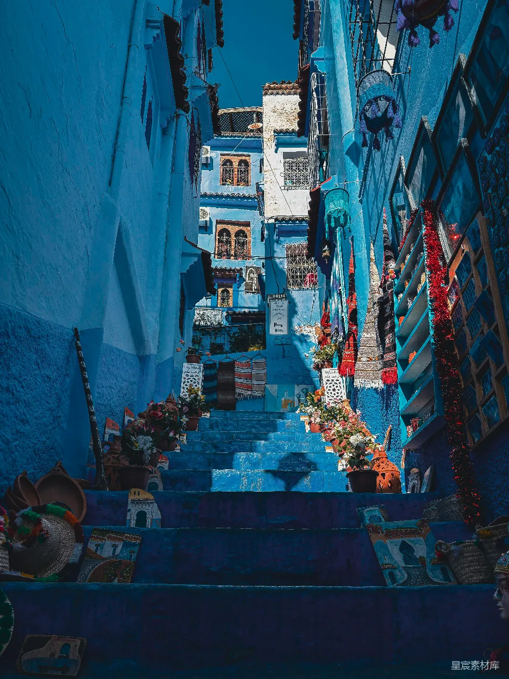 高清摄影 旅行 一条狭窄的街道，两旁是蓝色的建筑和楼梯。