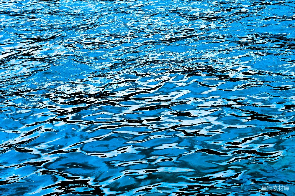 高清摄影  一艘船漂浮在水面上。