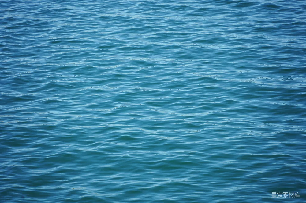 高清摄影 自然 壁纸 旅行 一片广阔的水域，远处有一艘小船。