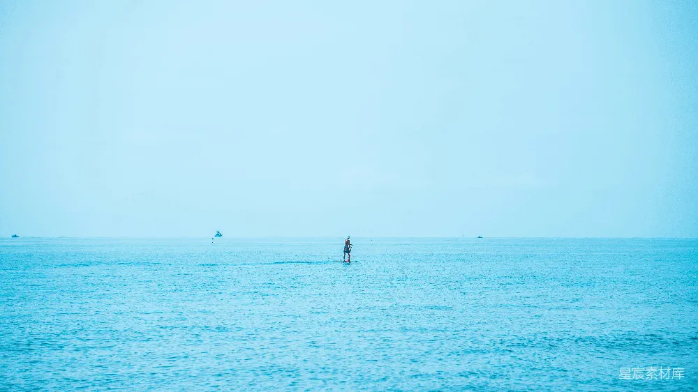 高清摄影  两个人在白天站在海上。