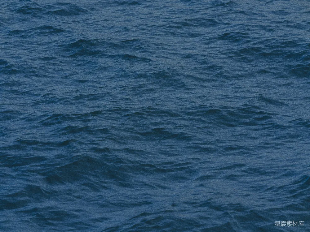 高清摄影  波浪状的蓝色水面延伸至画面中。