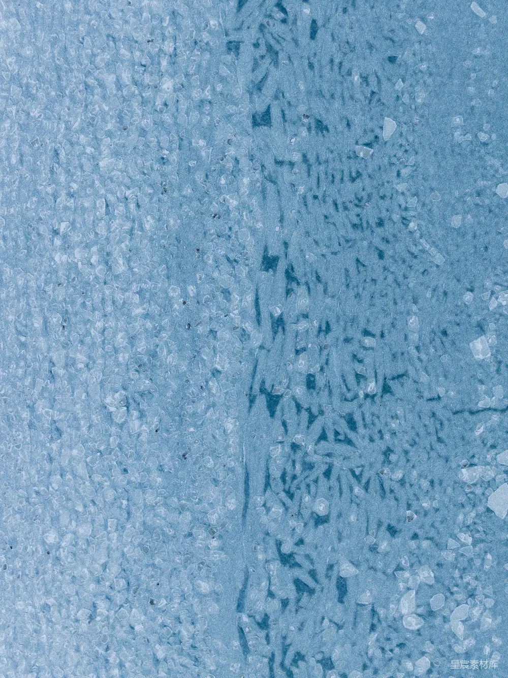 高清摄影  冰冻水的特写，显示冰晶和气泡。
