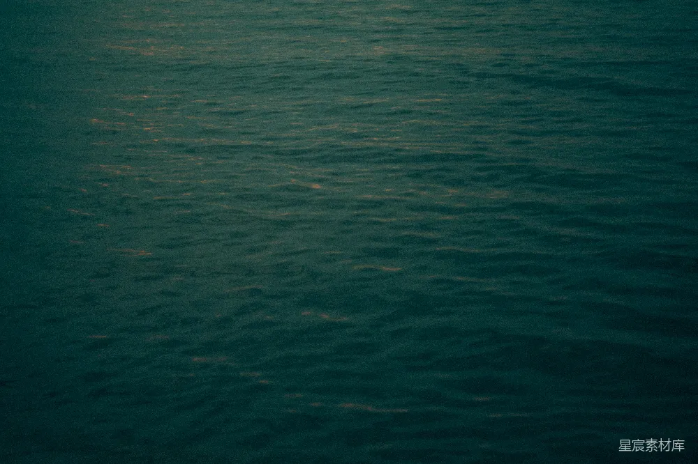 高清摄影  深蓝色的海洋波浪在昏暗的光线下波动