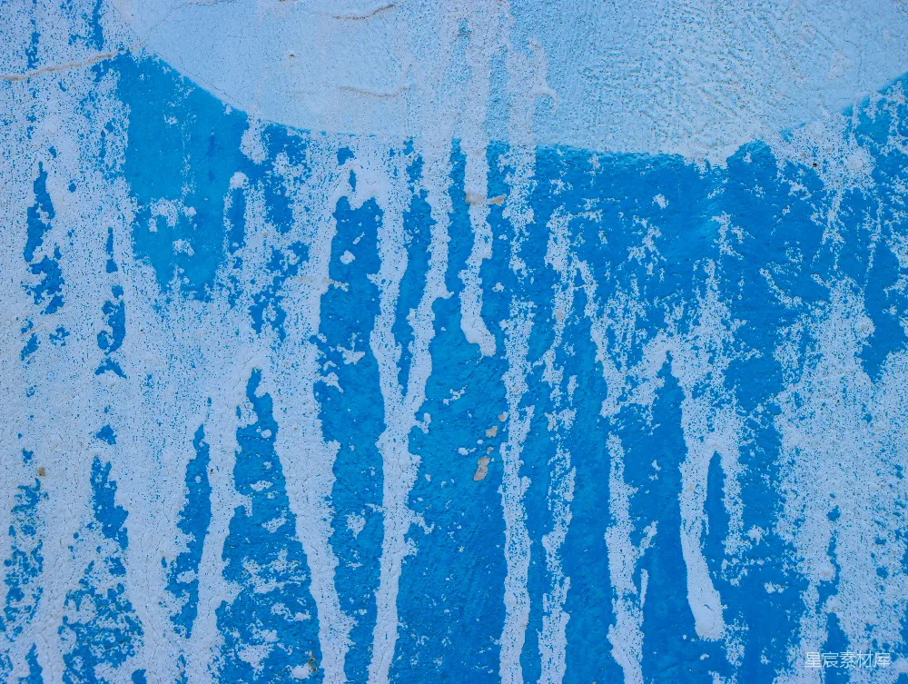 高清摄影  一堵蓝色的墙，上面有白色的油漆。