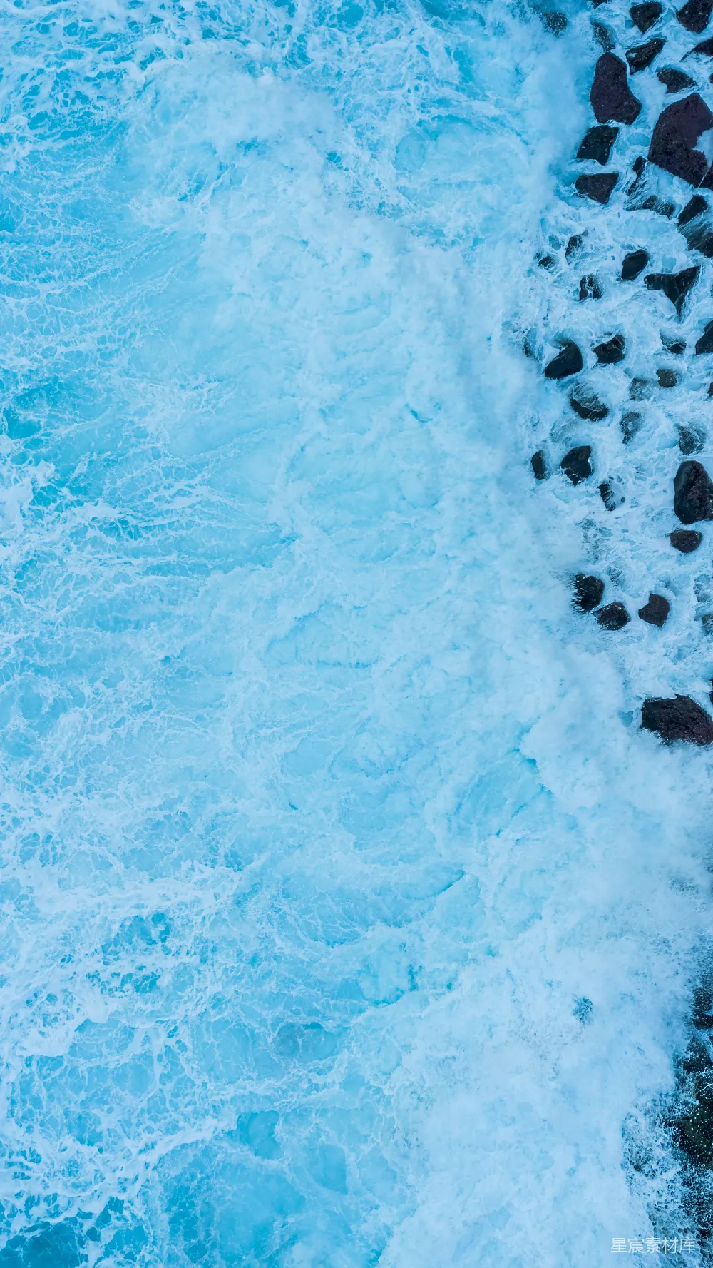 高清摄影 自然 实验性 旅行 壁纸 海浪拍打岩石，激起白色的泡沫。
