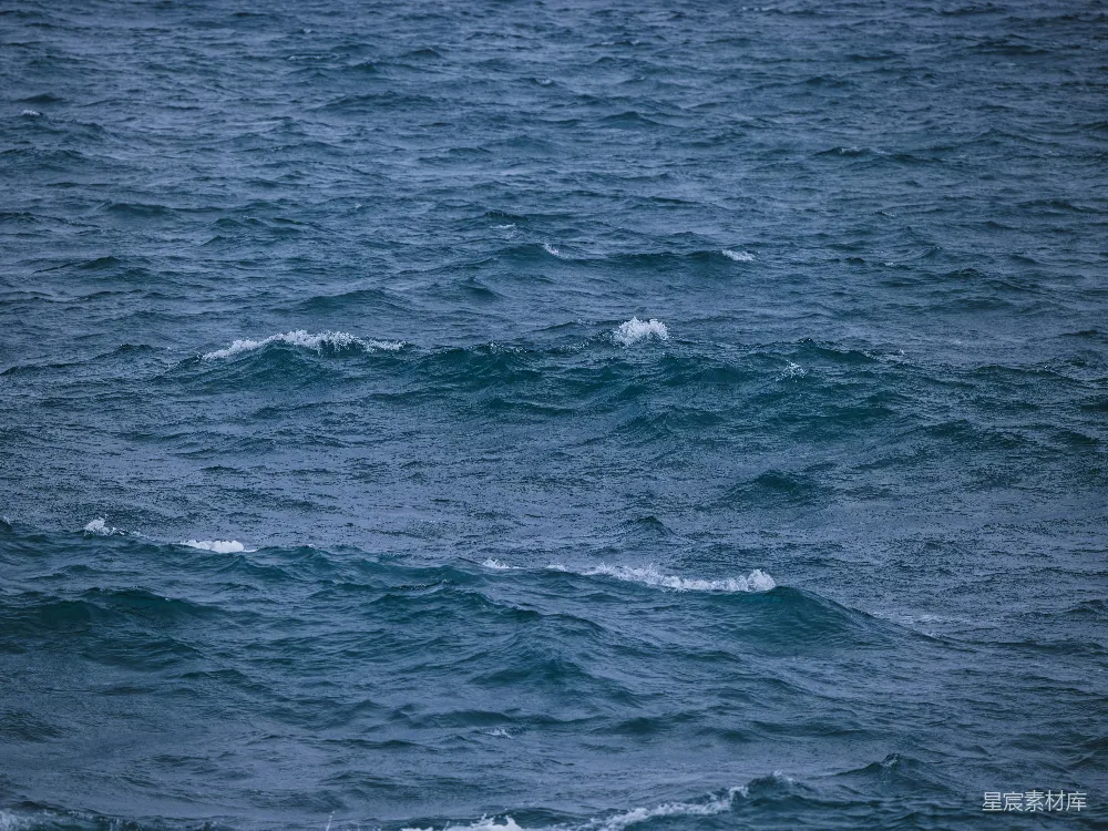 高清摄影  汹涌的波浪海面绵延开来。