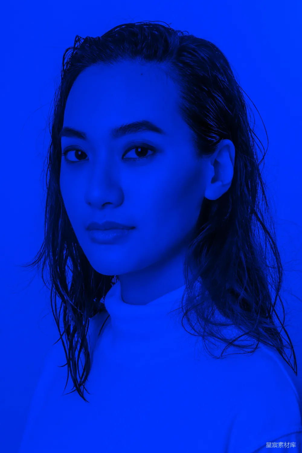 高清摄影  穿着蓝色圆领衬衫的女人