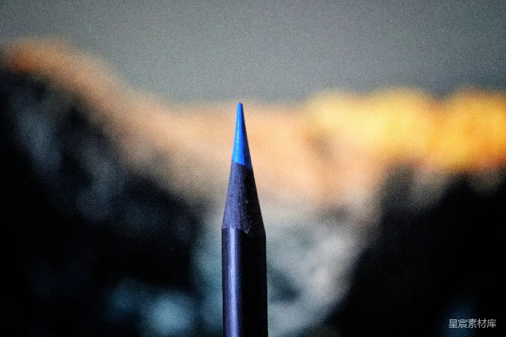 高清摄影  一只蓝色的钢笔特写，背景模糊不清。