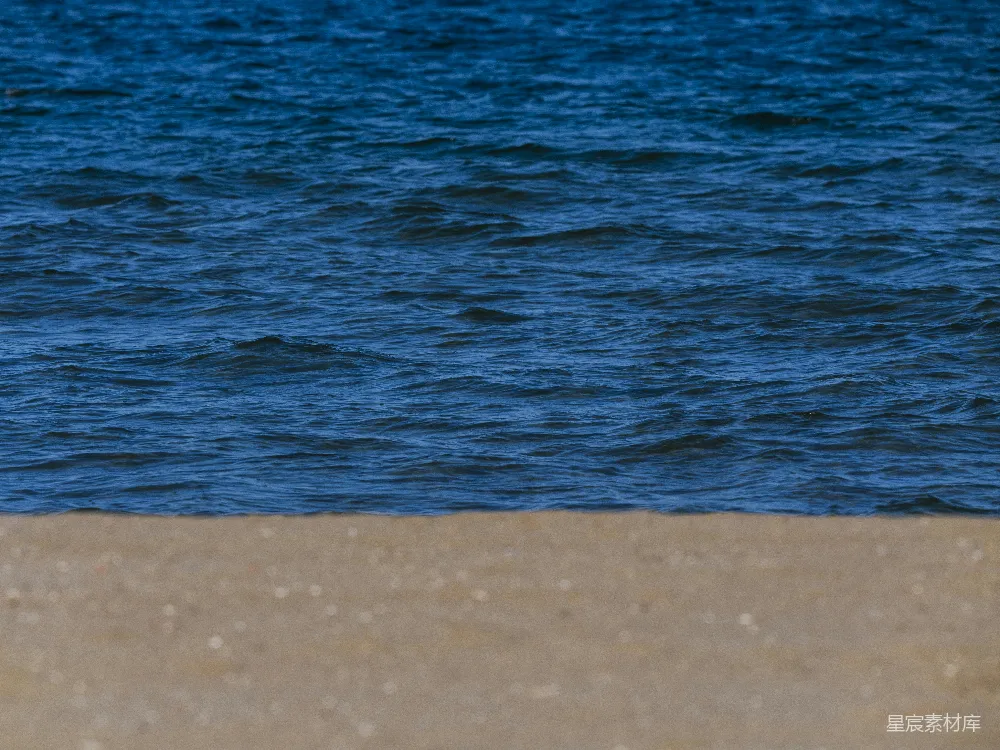 高清摄影  蓝色的海水轻轻拍打着沙滩岸边。
