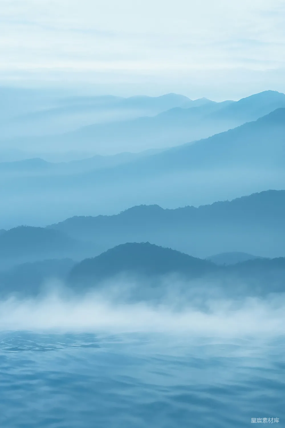 高清摄影 壁纸 自然 雾蒙蒙的蓝山高耸在平静的水面上。
