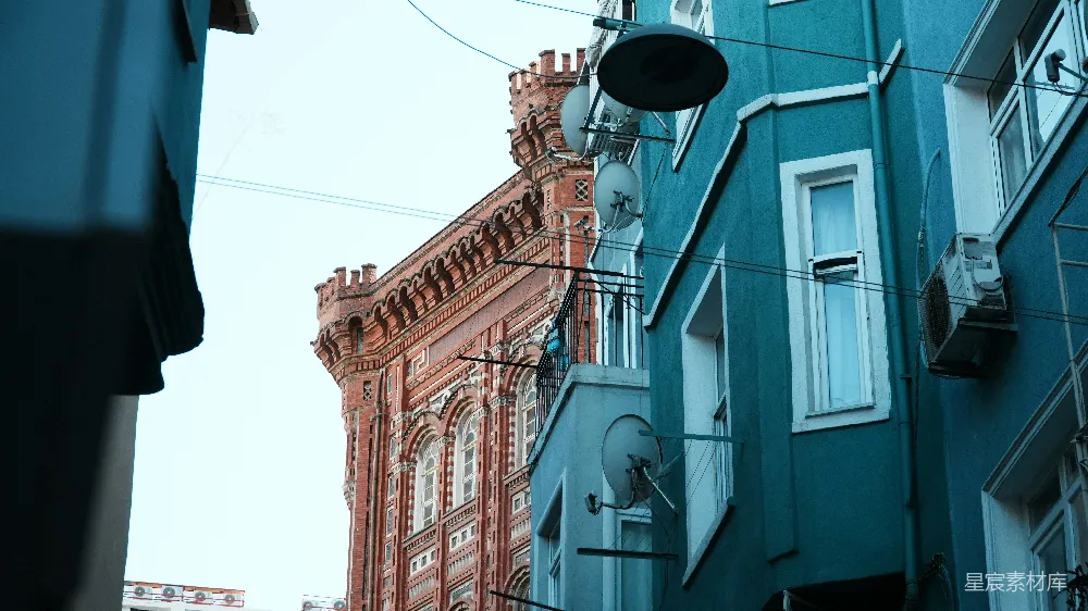 高清摄影  狭窄街道上的彩色建筑