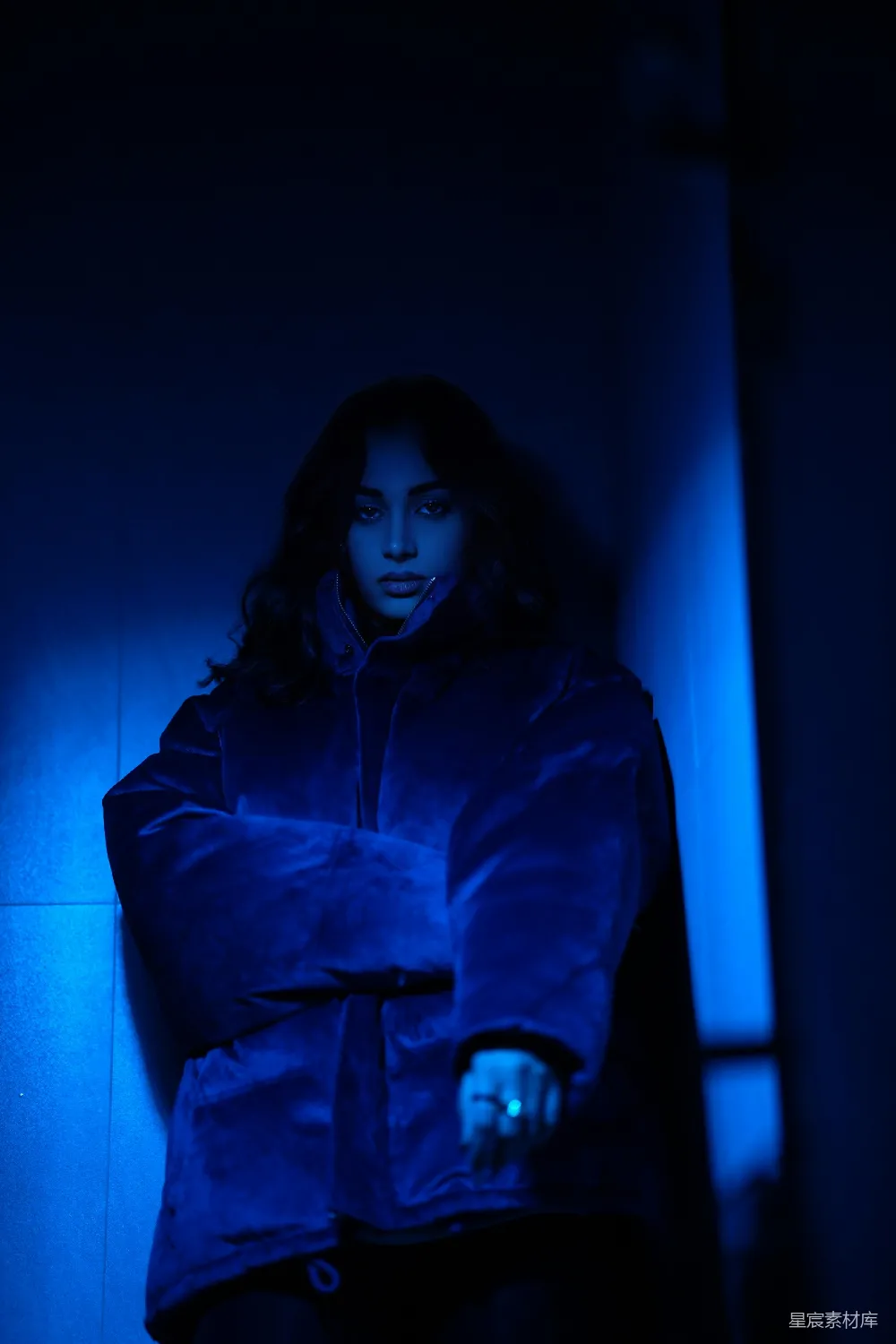 高清摄影  一个穿着蓝色皮草大衣的年轻女子