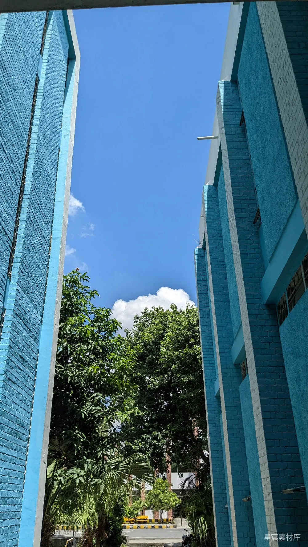 高清摄影  一座蓝色的建筑，背景是蓝天。