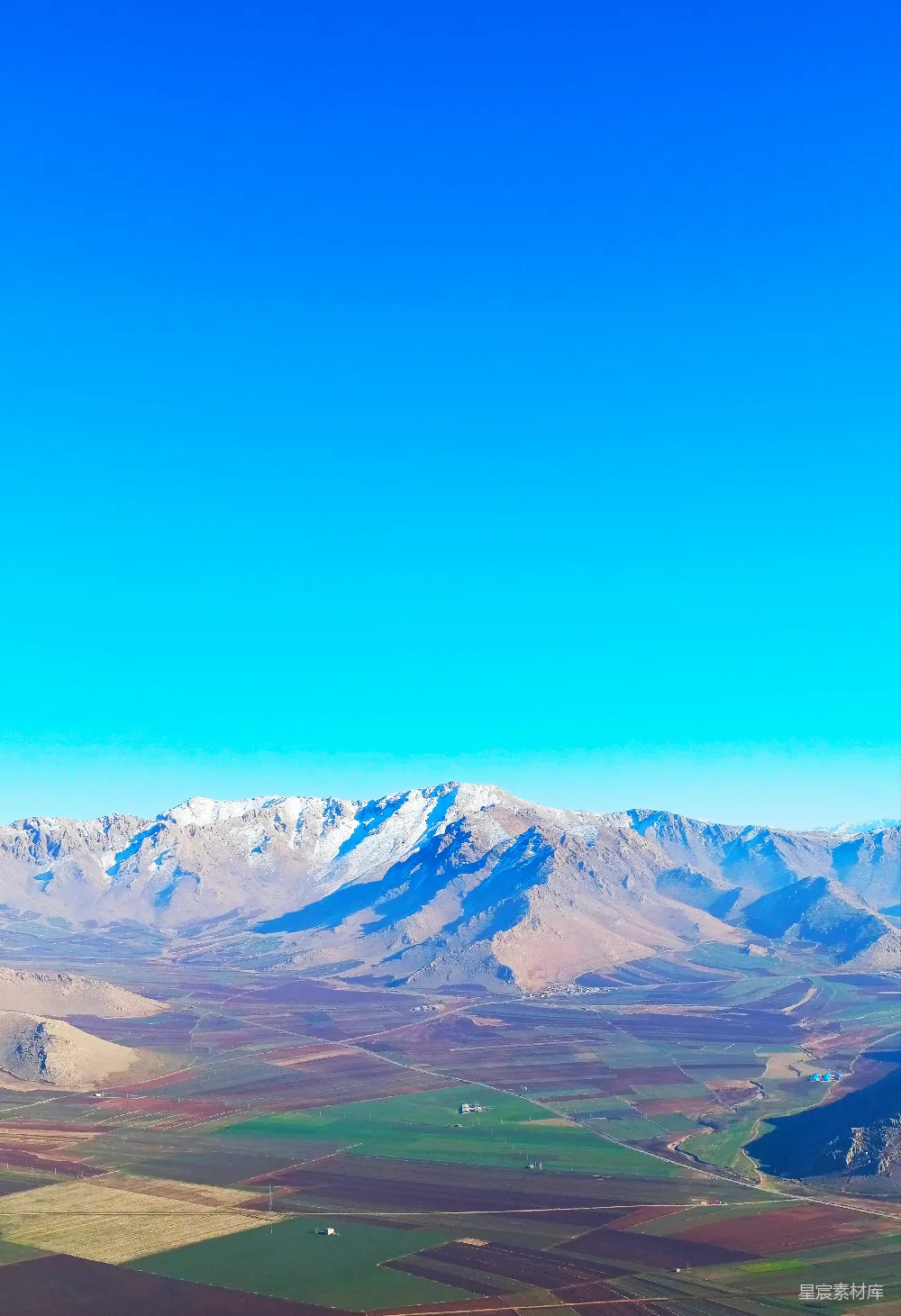 高清摄影 壁纸 自然 一座山脉，山下有一片山谷。
