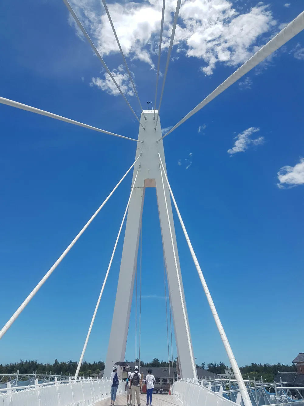 高清摄影  白金属电线杆在蓝天下的白天。