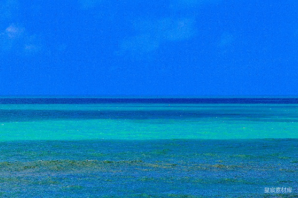 高清摄影  一个男人在海浪上骑着冲浪板。