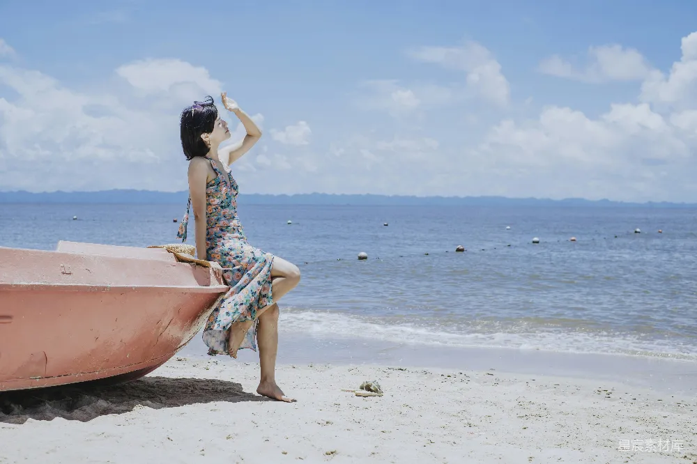 高清摄影  一个男人坐在海滩上。