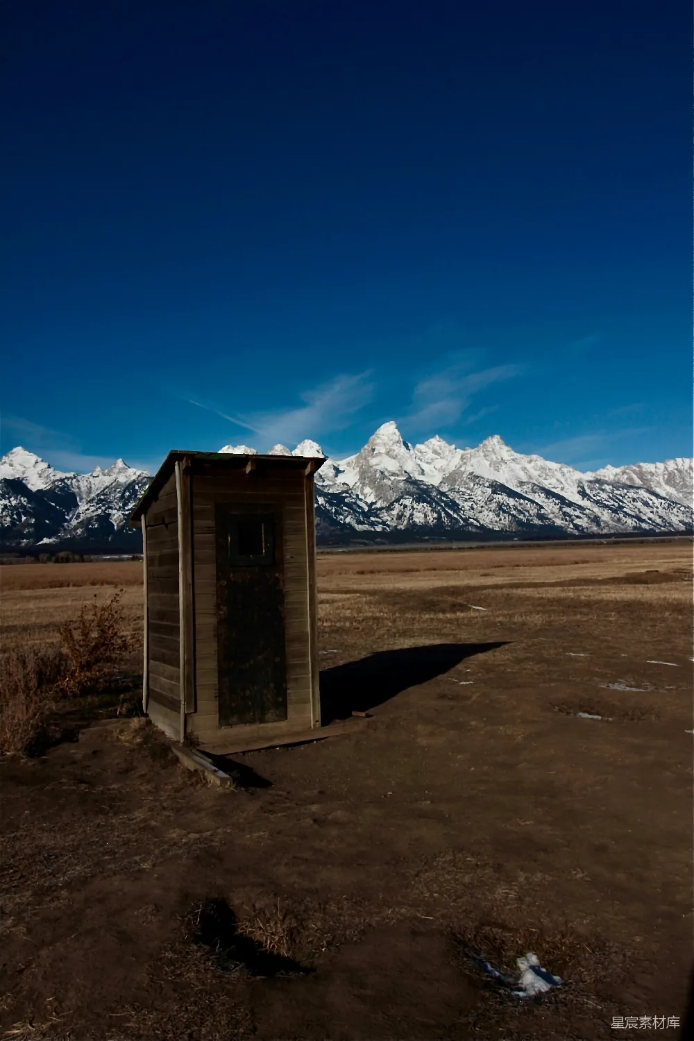 高清摄影 壁纸 自然 旅行 田野中的茅厕，背景是山脉。