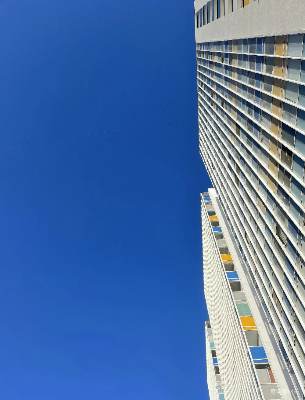 高清摄影  一座非常高的建筑物，背景是蓝天。