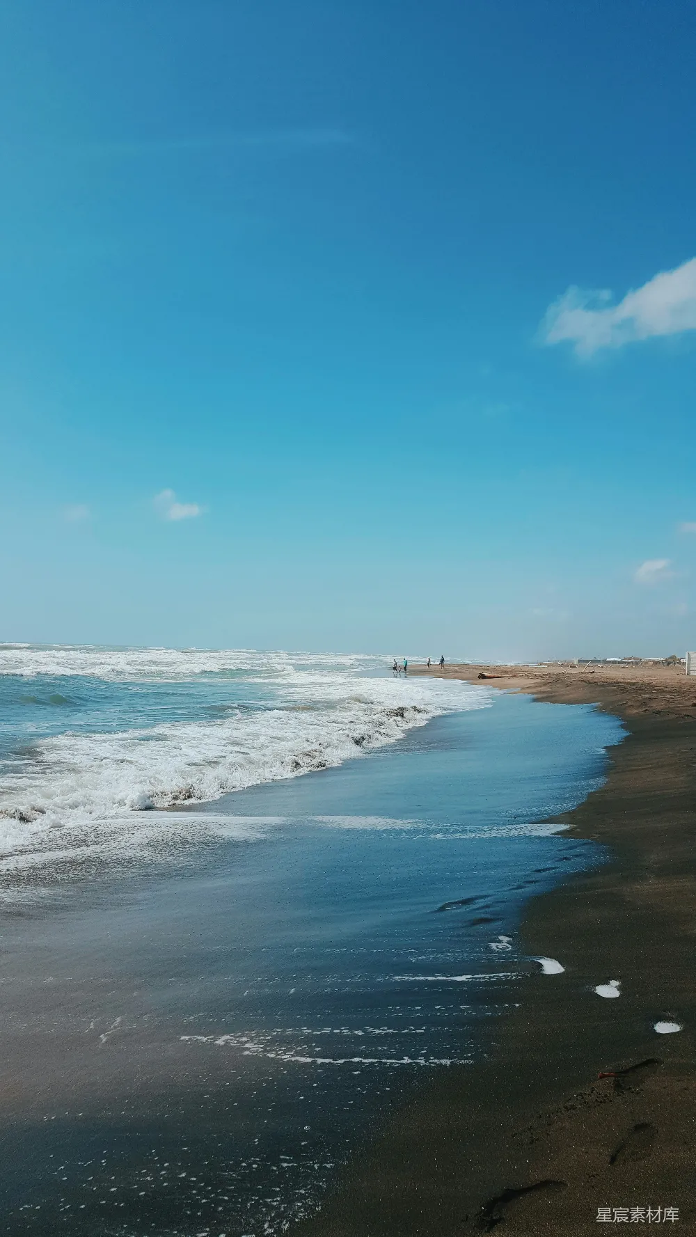 高清摄影 自然 实验性 壁纸 旅行 一个沙滩，海浪拍打着岸边。