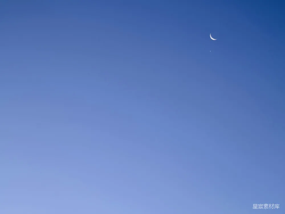 高清摄影  一片清澈的蓝天，远处有一弯新月。