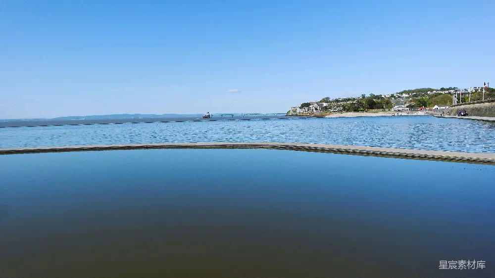 高清摄影  一片大水体，背景是天空。