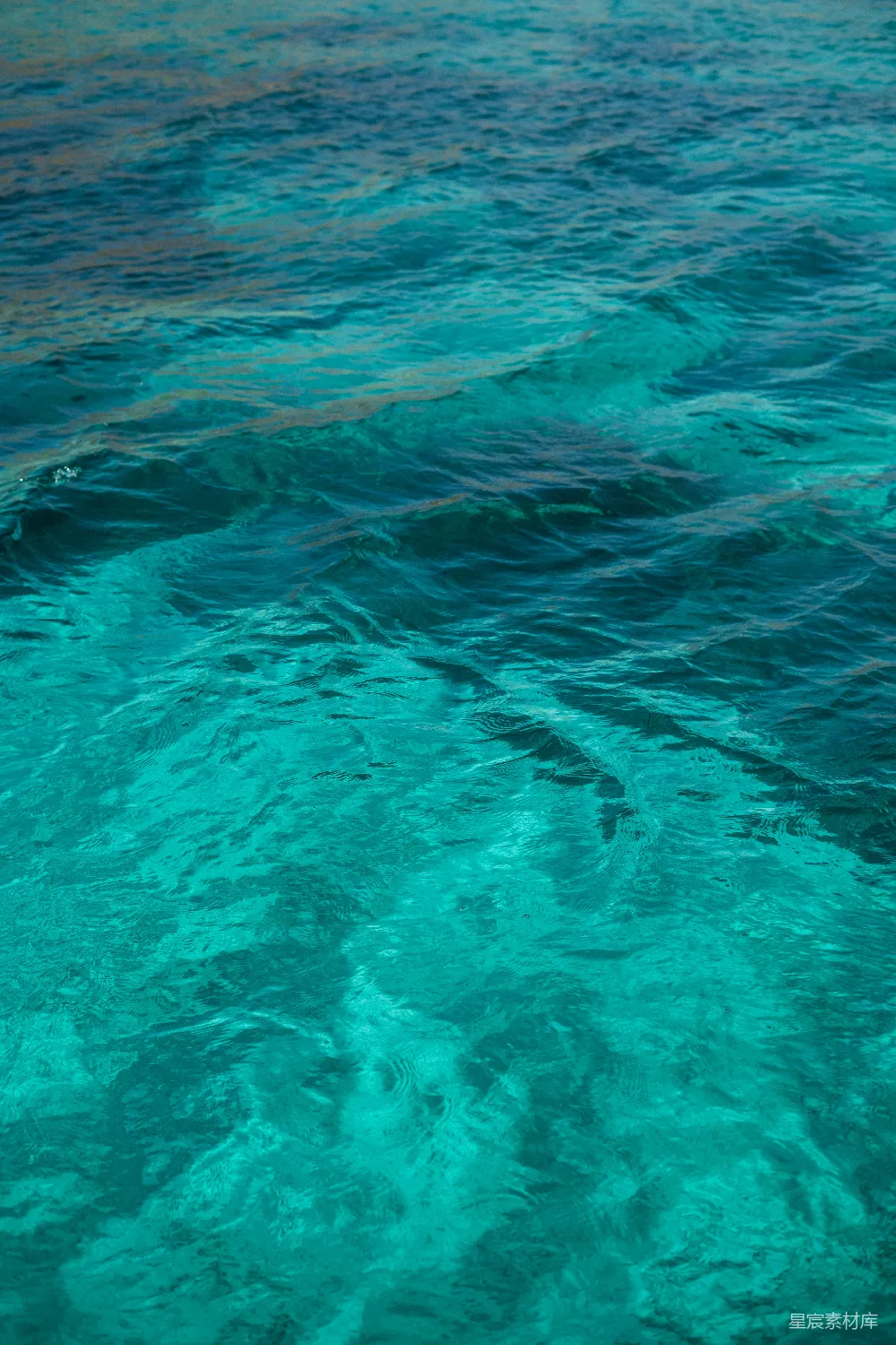 高清摄影  清澈的湛蓝色海水与柔和的海浪