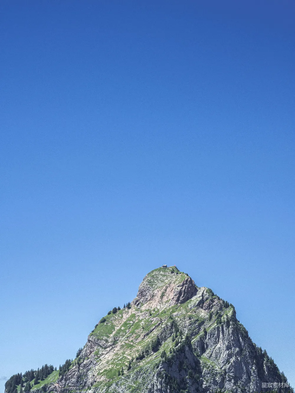 高清摄影  一座非常高耸的山峰，背景是天空。