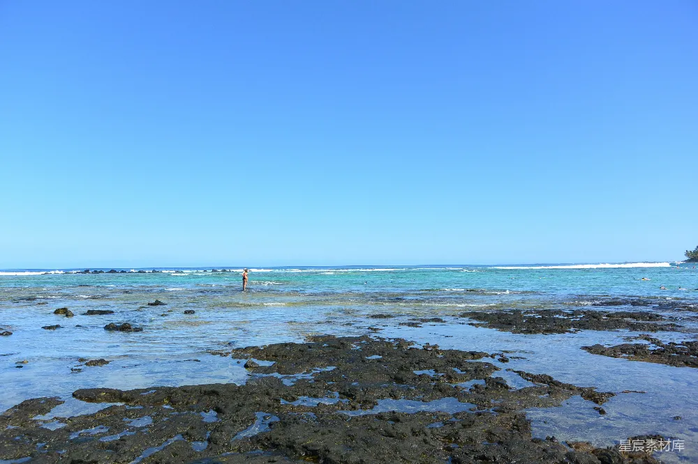 高清摄影 旅行 壁纸 自然 一个人站在岩石海滩的水中。