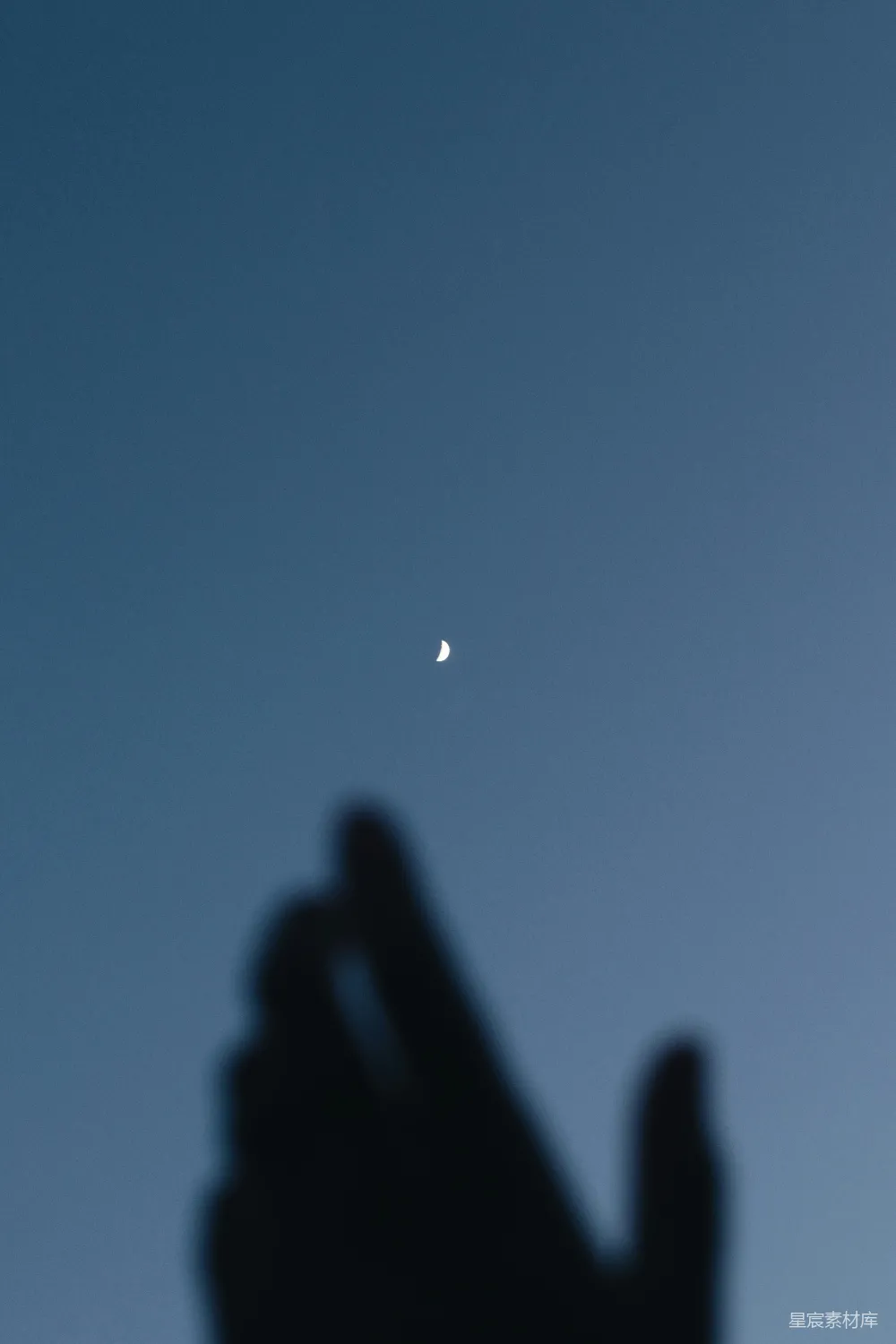 高清摄影  白天玻璃上的水滴