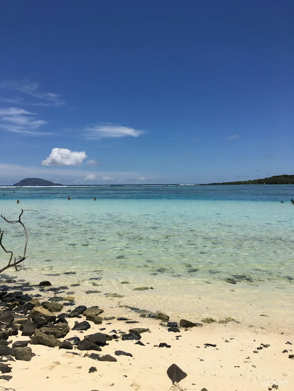 高清摄影  平静的海面在清澈的蓝天之下