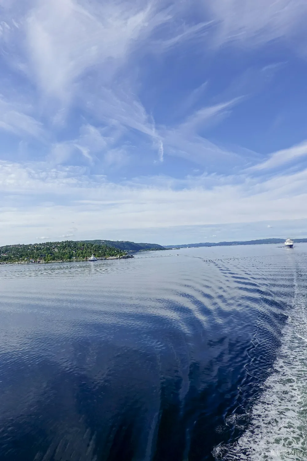 高清摄影 旅行 一片水域，远处有一艘船。