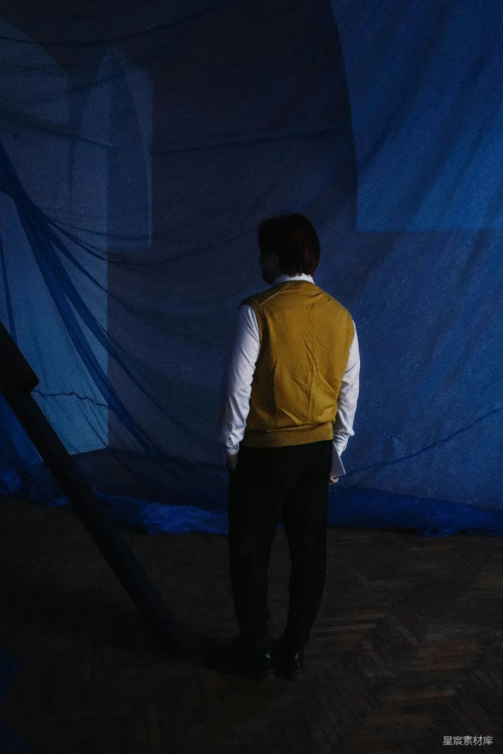 高清摄影  一个男人站在蓝屏前