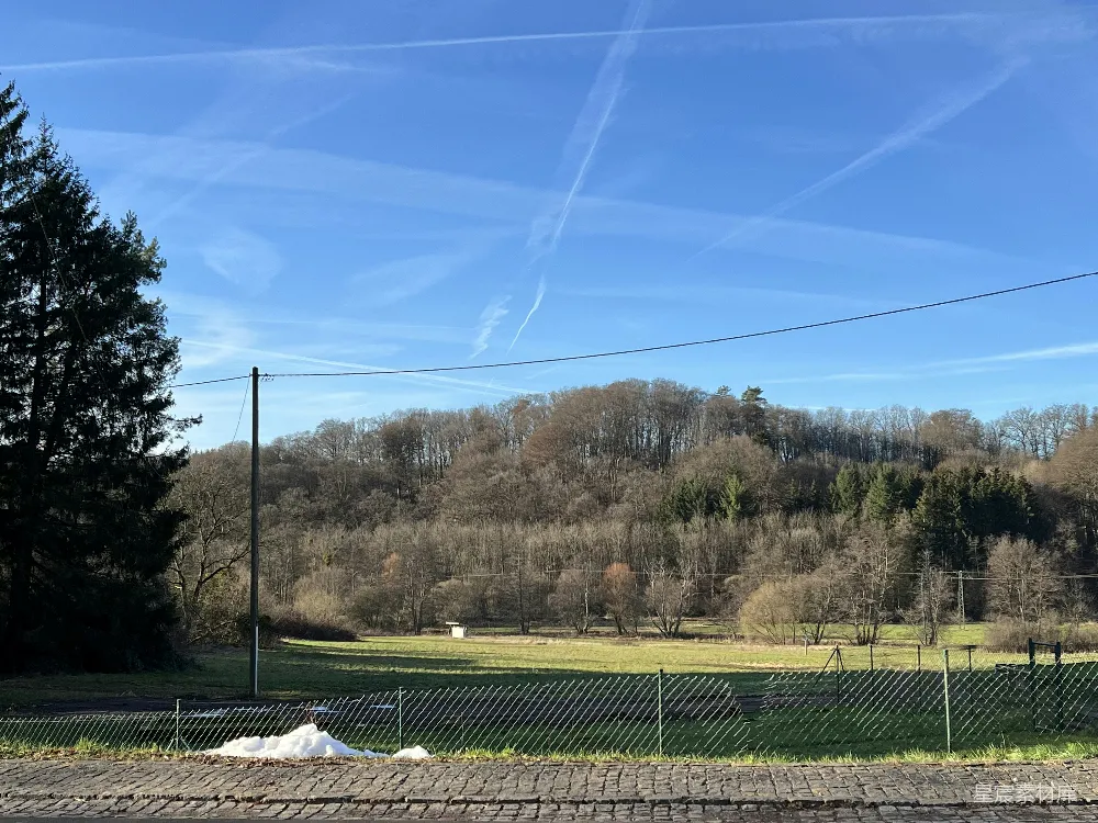 高清摄影  一片田野的景象，前景有一道栅栏