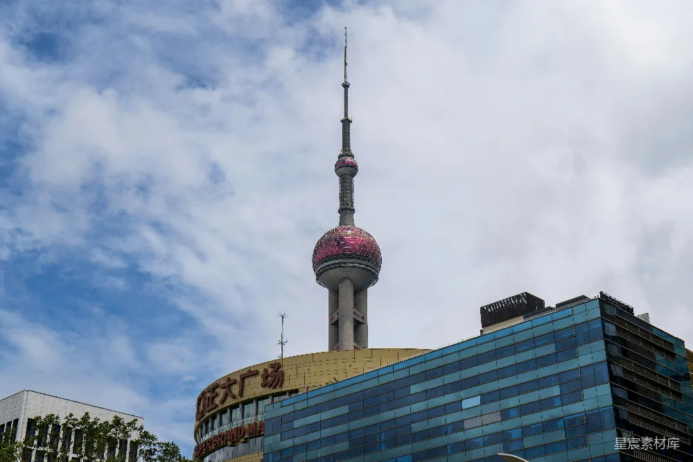 高清摄影  东方明珠塔耸立在云雾缭绕的天空中。