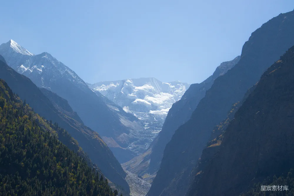 高清摄影  一幅山谷的景色，背景是群山。