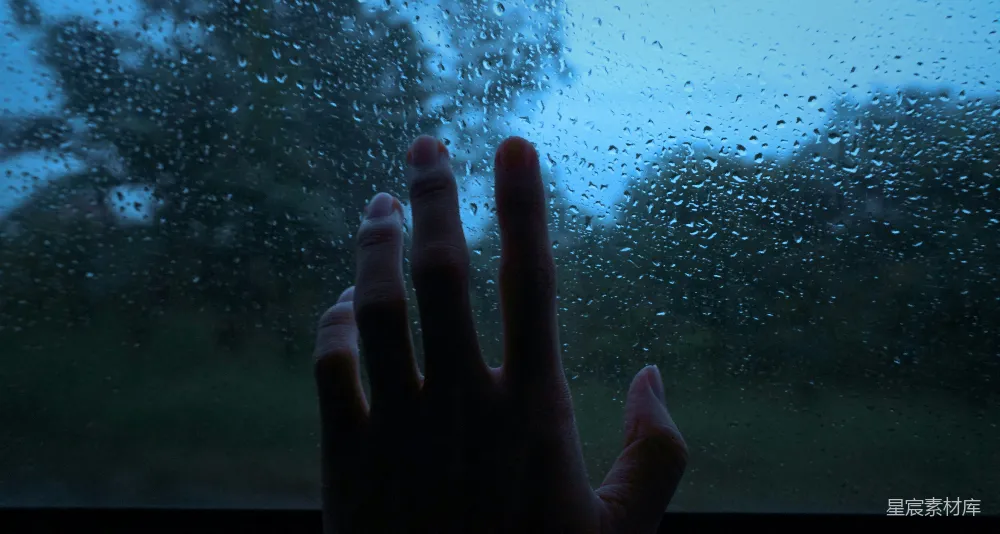 高清摄影  一个人把手伸出了窗外。