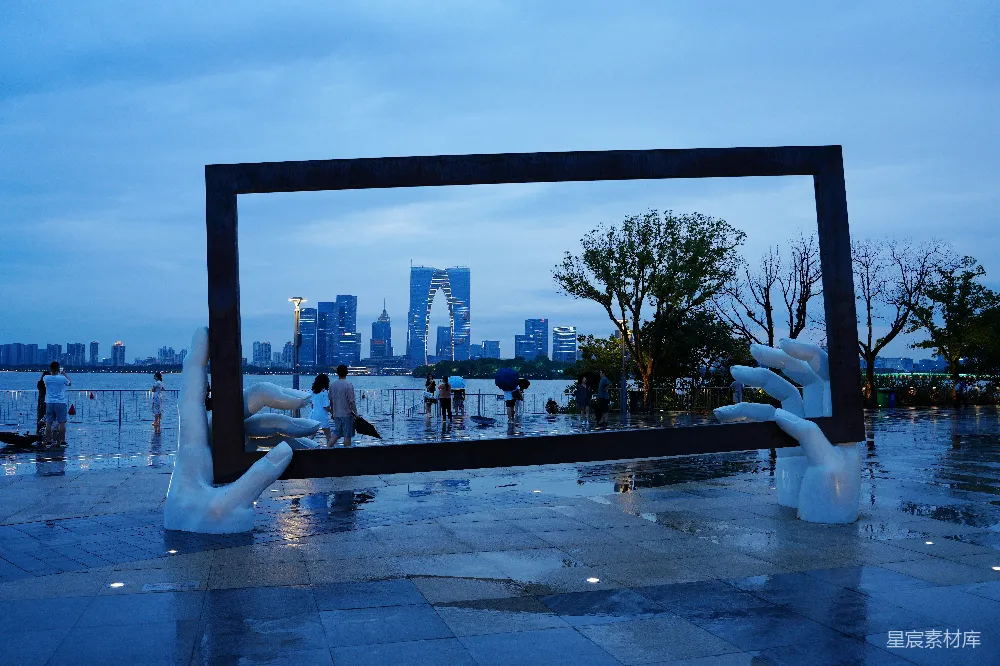 高清摄影  黄昏时，双手框住城市景观。