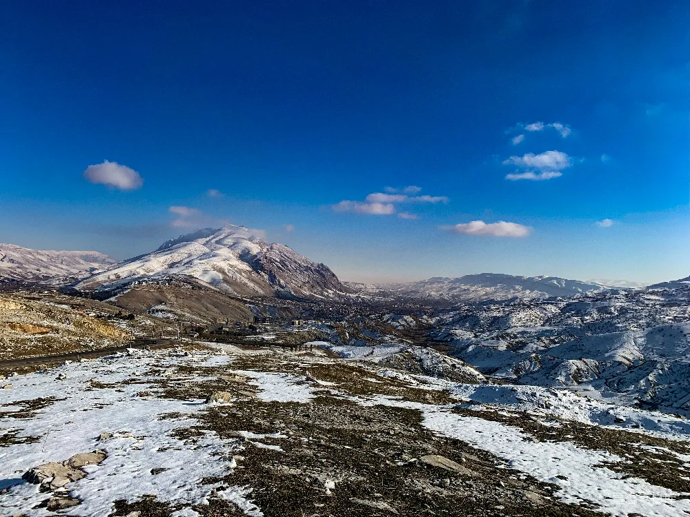 高清摄影  一片山峦的景色，地面上覆盖着积雪。