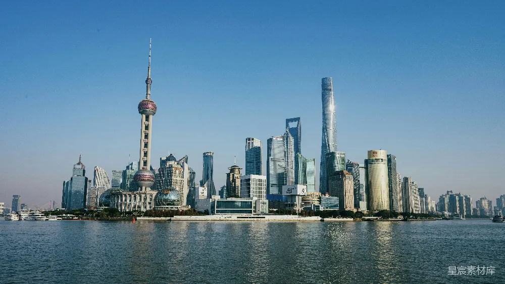 高清摄影  一片大水域，背景中有一座城市。