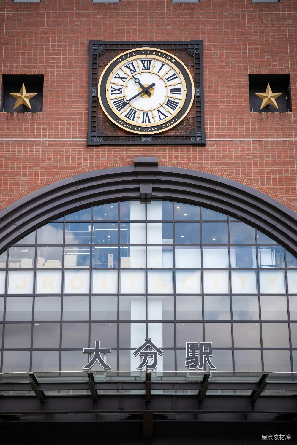 高清摄影  一座大楼侧面挂着的大钟