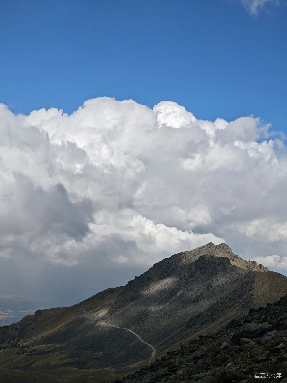 高清摄影  一座山峰的景色，天空中有云彩。