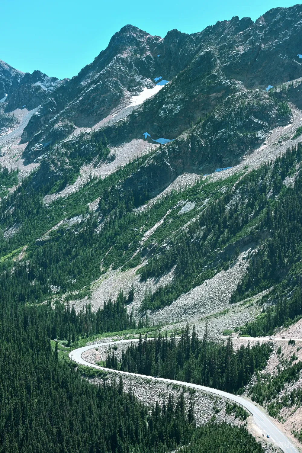 高清摄影 壁纸 旅行 自然 一条蜿蜒的山路穿过山脉。